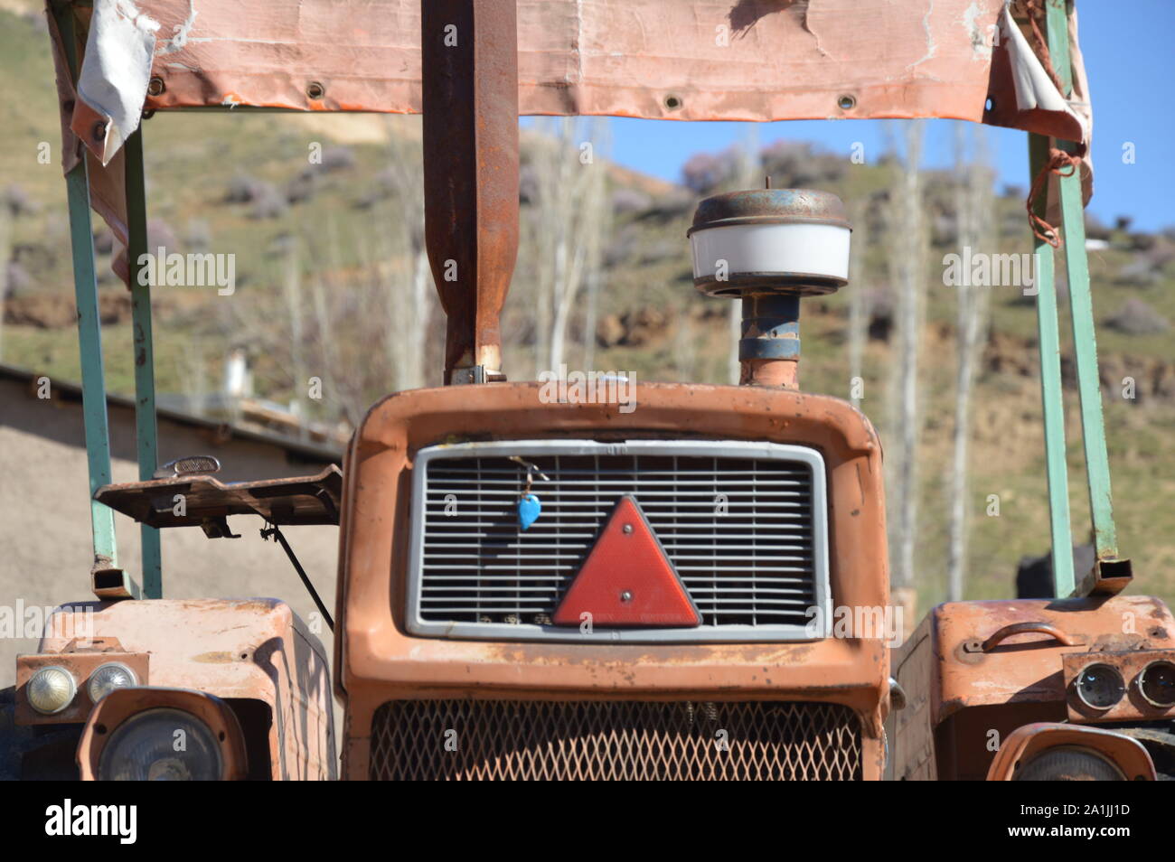 Alte Fahrzeuge Bilder für alt und abgenutzt aus. Bilder für alt und abgenutzt aus. اThis Auto ist im Hochland um Qazvin im Iran. Stockfoto