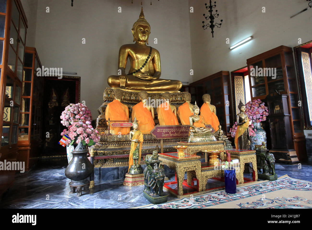 Bouddha donnant Sohn premier Predigt aux cinq Jünger à Bénarés. Kondanna, Vappa, Bhadiya, Mahanama et Assaji. Le Vihara Sud. Wat Pho, Wat Phra Chett Stockfoto