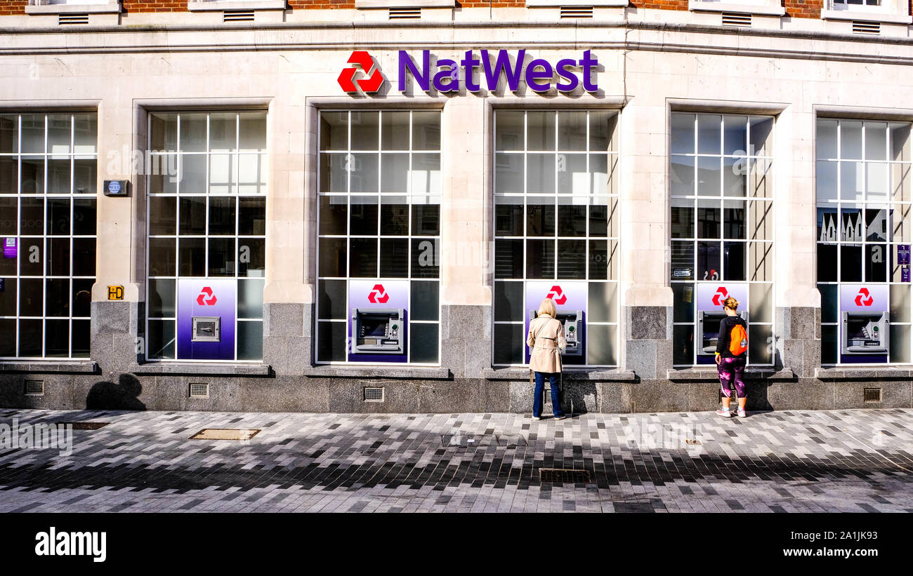 Kunden, die während des Jahres 2020 Geld abheben Coronavirus von NatWest Cash Point Maschinen in South London, Großbritannien Stockfoto