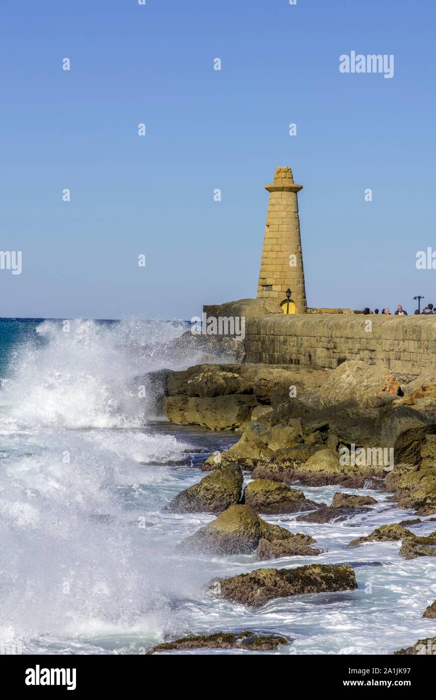 Mit lighthousehouse, Hafen von Girne, Bezirk von Kyrenia, Surf, Türkische Republik Nordzypern, Zypern Stockfoto