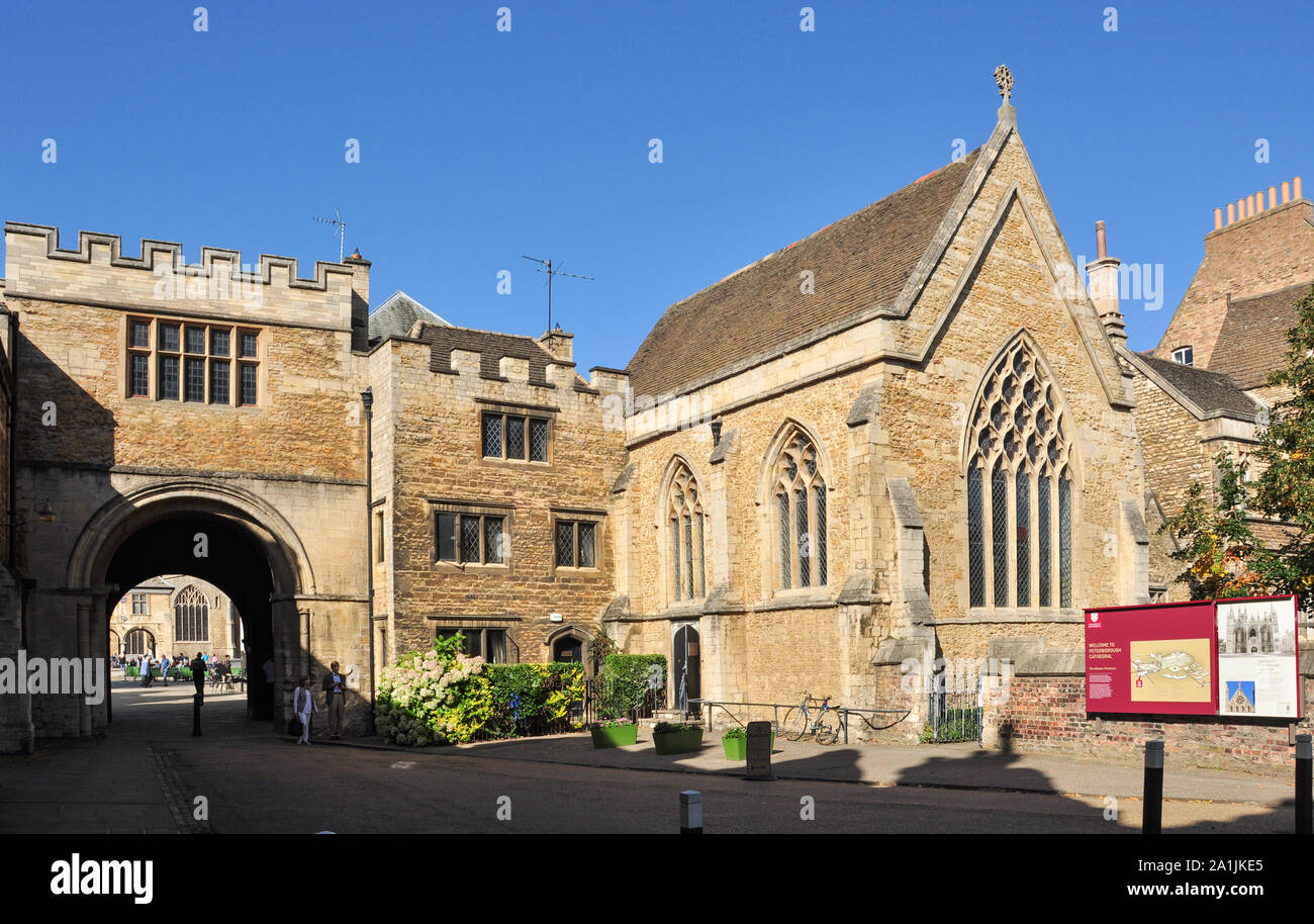 Die Normannen Tor und adjoing alte Gebäude an der Vorderseite der Kathedrale, Peterborough, Cambridgeshire, England, Großbritannien Stockfoto