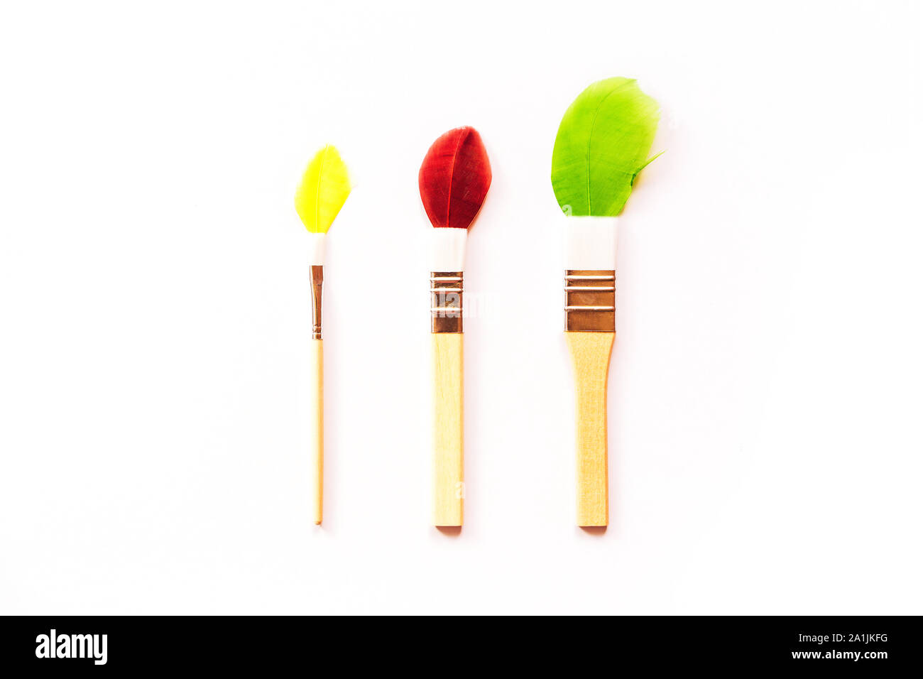 Die drei kleinen Kinder Bürsten für Kunstwerke mit bunten Federn bemalt Stockfoto
