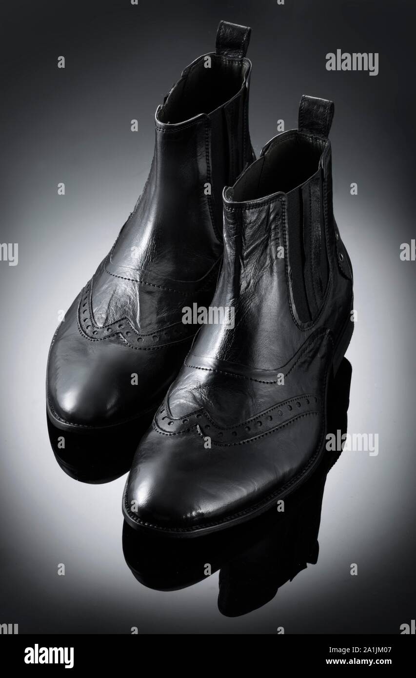 Schwarze stiefeletten -Fotos und -Bildmaterial in hoher Auflösung – Alamy