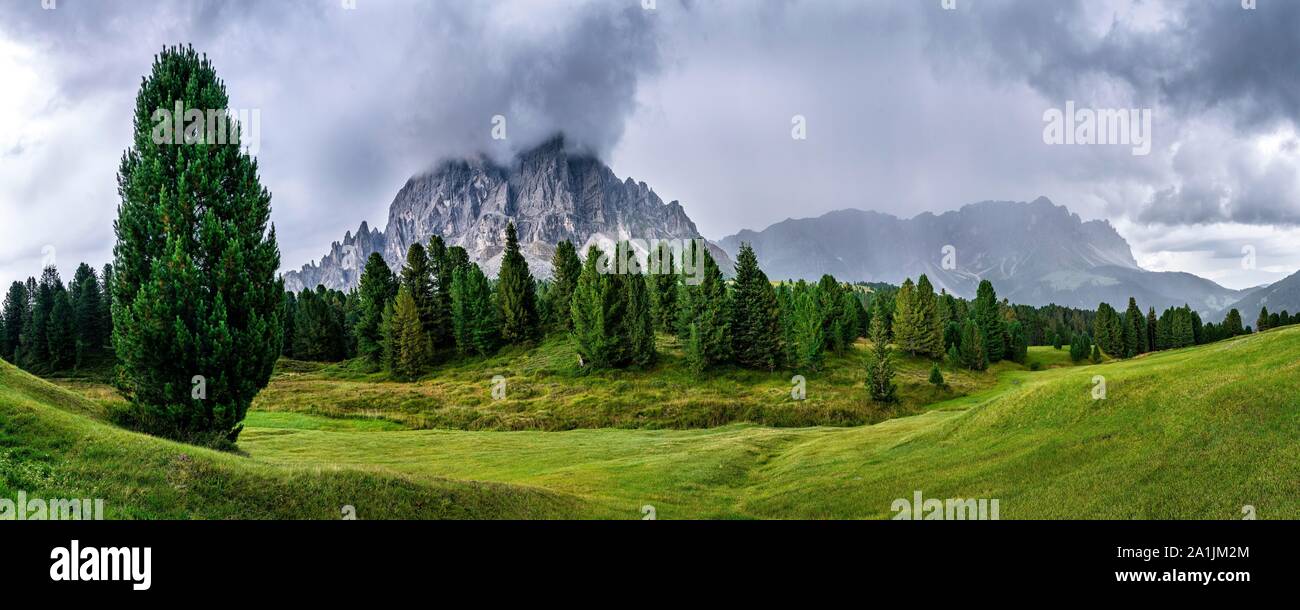 Peitlerkofel auf der Passhöhe Wurzjoch, Südtiroler Dolomiten, Italien Stockfoto