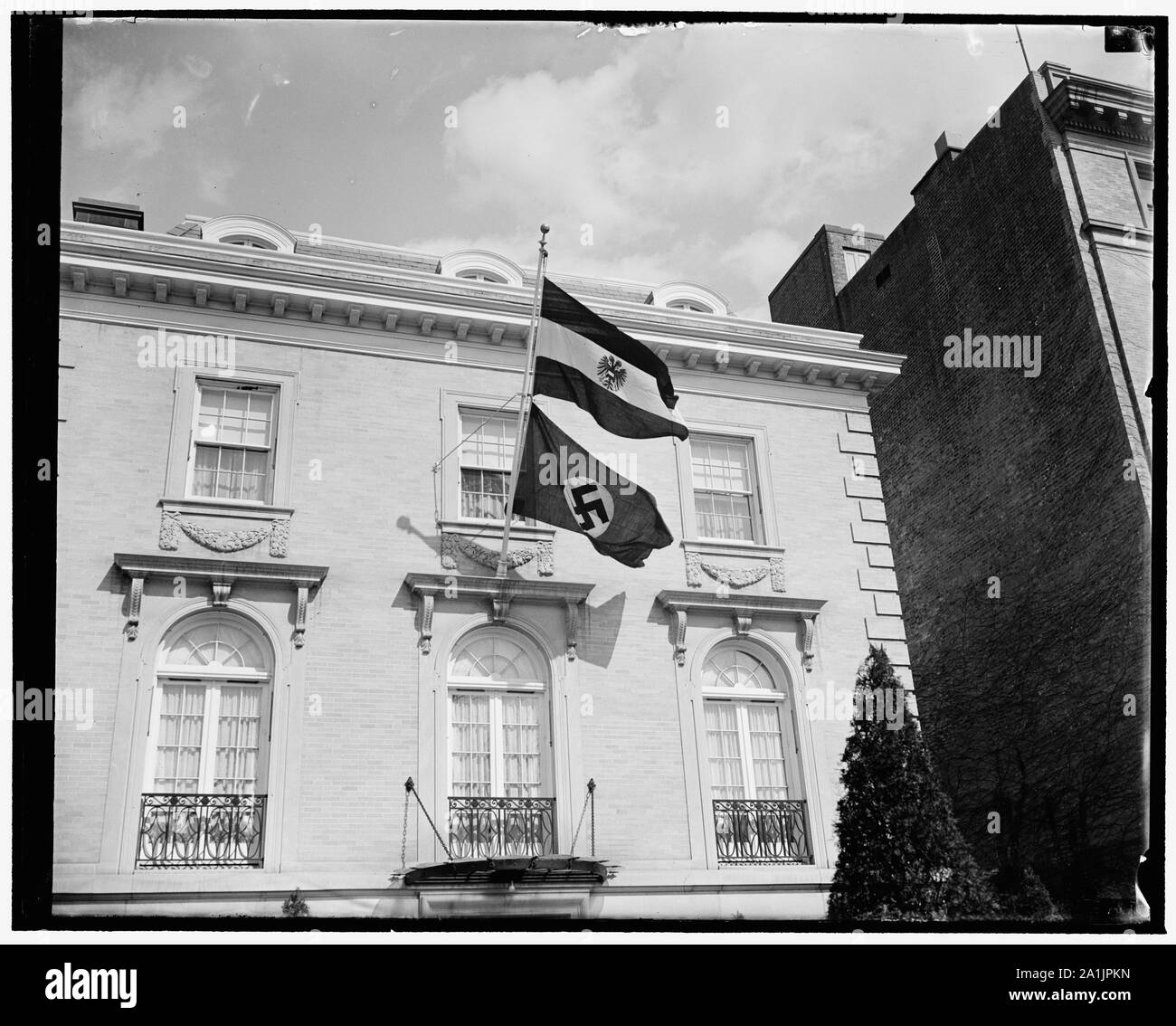 Nazi Flag fliegt von österreichischen Gesandtschaft. Washington, D.C., März 12. Sobald die deutschen Truppen die Grenze überschritten, in Österreich, der Österreichischen Gesandtschaft in Washington, vertreten durch Münster Edgar L.G. Prochnick, erhielt Aufträge aus dem Auswärtigen Amt in Wien die Hakenkreuzfahne zu fliegen, 3/12/38 Stockfoto