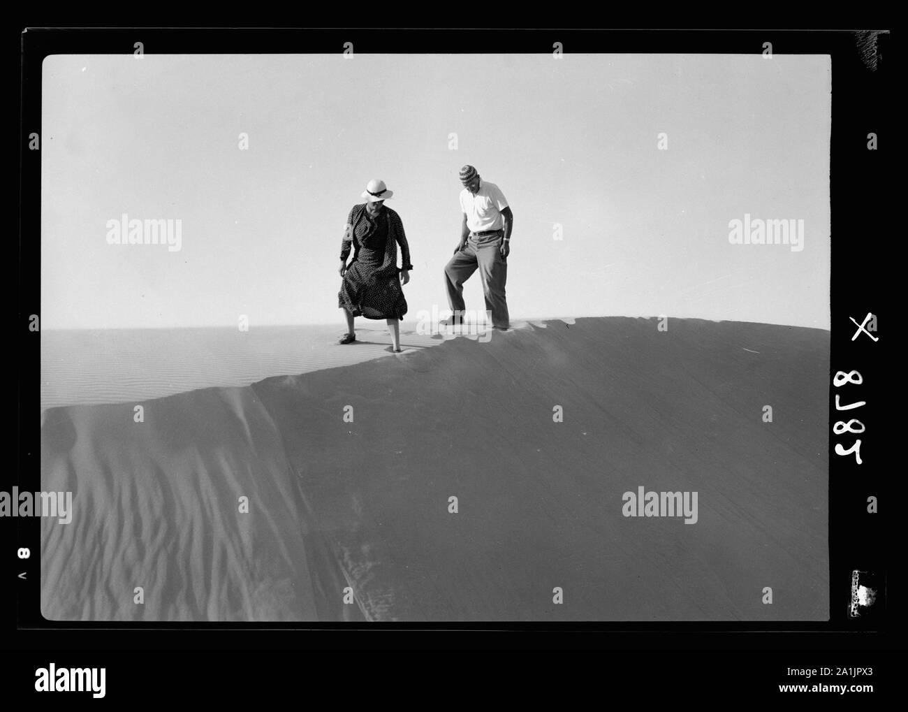 In der Nähe von Bir Hassana, am Rand eines hohen sanddüne mit Sand in Strömen steile Flanke wie Wat [er]? Stockfoto