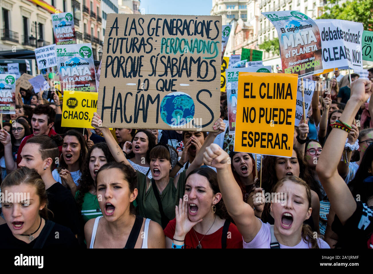 Madrid, Spanien. 27 September, 2019. Studenten protestieren mit Plakaten während einer Demonstration auf dem Klima Streiktag anspruchsvolle Umweltpolitik. Credit: Marcos del Mazo/Alamy leben Nachrichten Stockfoto