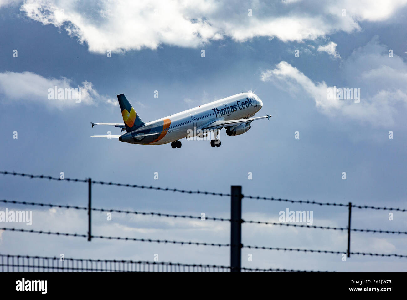 Bild vom 26. September zeigt einer der letzten Flüge mit Thomas Cook Ebene im Unternehmen. Die leeren Airbus links Flughafen Stansted, Essex am Donnerstag Nachmittag fliegen in die Türkei zurück mehr britische Bürger als die Rückführung der Urlauber zu bringen fort, nachdem das Unternehmen in der Verwaltung am Montag ging. Die Ebene wird durch die lettischen Firma SmartLynx Airlines und wurde von Thomas Cook vermietet. Stockfoto