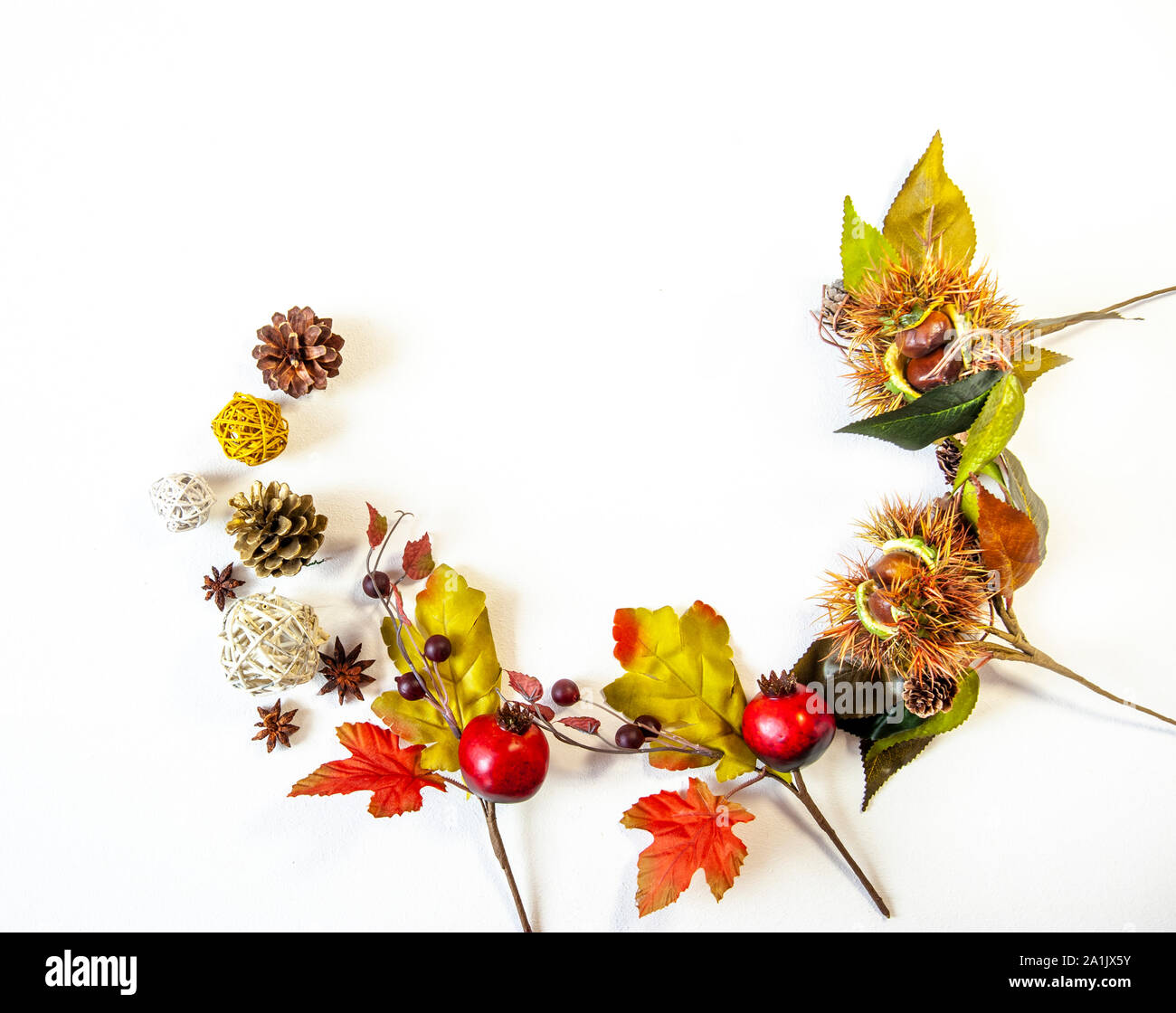 Blätter im Herbst und Weihnachten Dekorationen auf weißem Hintergrund Stockfoto