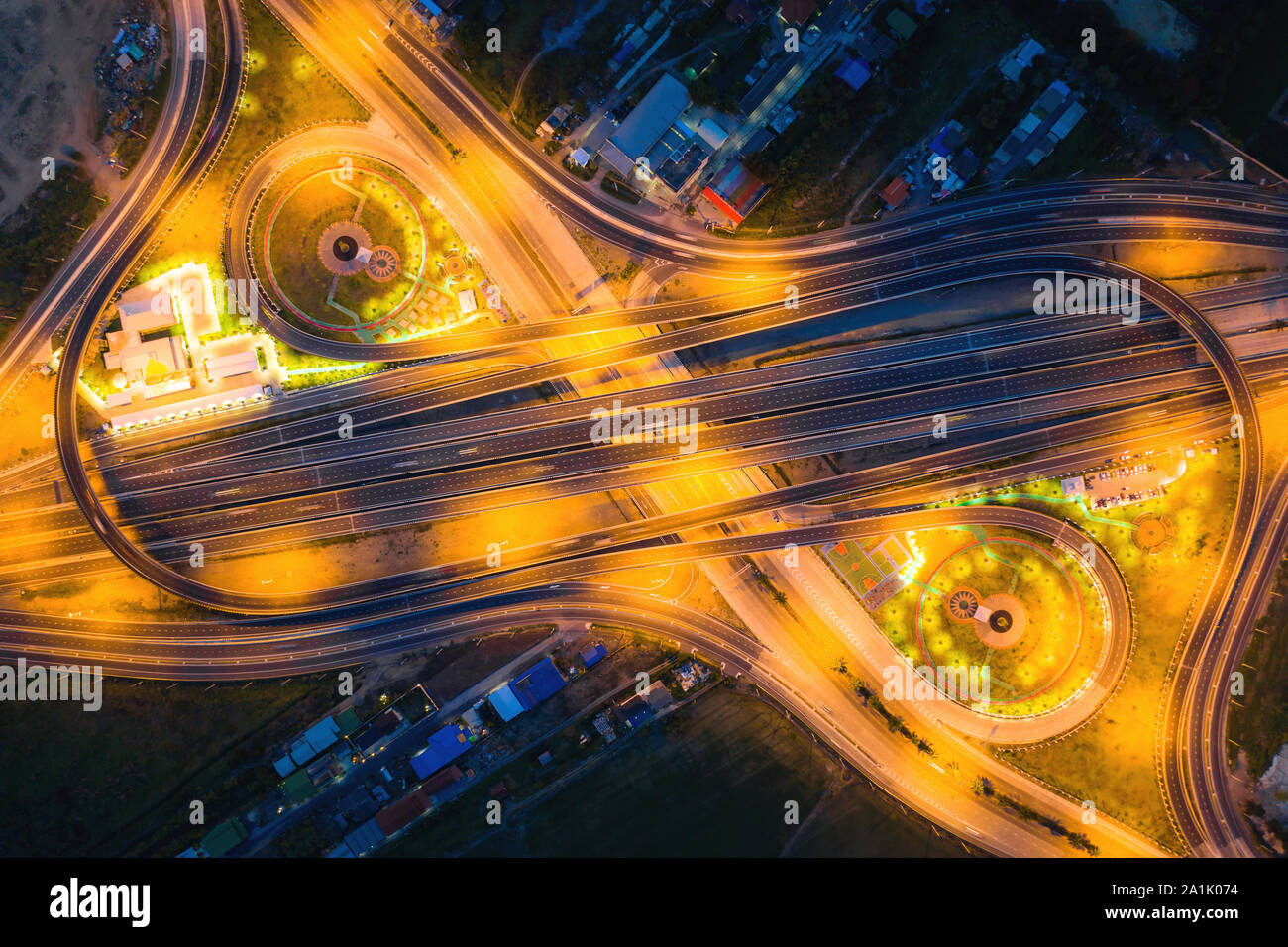 Luftaufnahme von Autobahnkreuzen Blick von oben auf die Stadt bei Nacht, Bangkok, Thailand. Leichte Wanderwege über Kreuzung, Verkehr Abstract und Transport Stockfoto