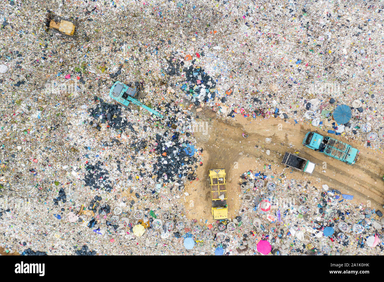 Müll oder Abfälle auf die Berge oder auf Deponien, Luftaufnahme Müllabfuhr Abfall auf einer Deponie entladen. Kunststoff Verschmutzung Krise. Industrie und Umweltverschmutzung globa Stockfoto
