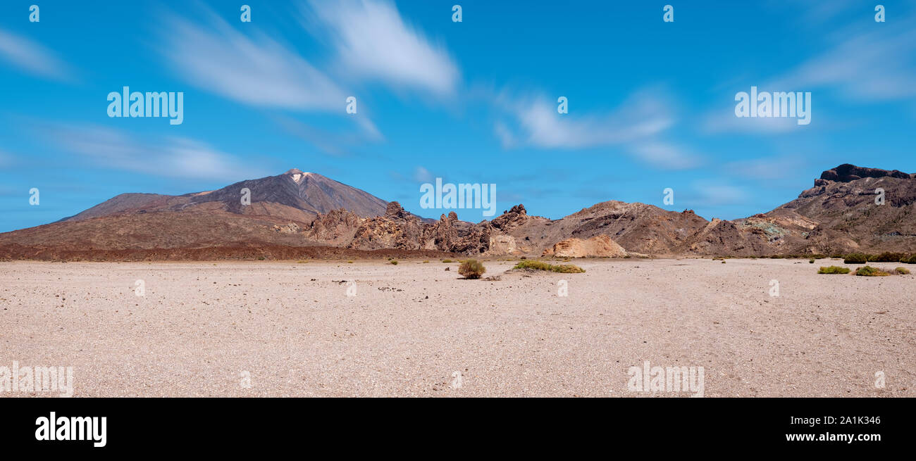 Wüstenlandschaft mit Vulkan Berg Hintergrund - Pico del Teide, Teneriffa Stockfoto