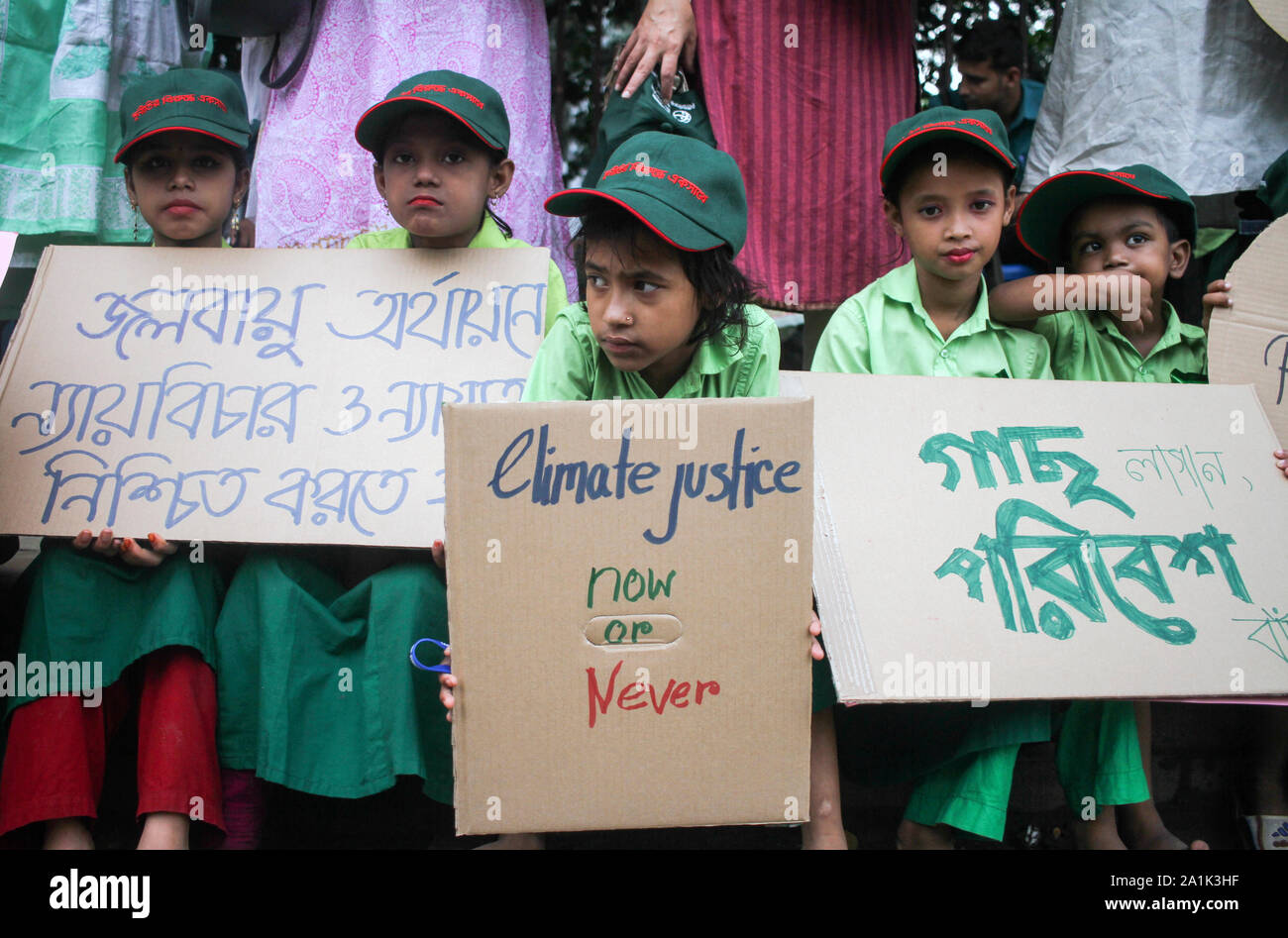 Dhaka, Bangladesch. 26 Sep, 2019. Schüler Greta Thanberg unterstützt die Kampagne Bangladeshi nichtstaatliche Organisation (NGO) Transparency International Bangladesch (TIB) eine Menschenkette mit der Schule Schüler der National Press Club Arie in Dhaka, Bangladesch am 27. September 2019 vereinbaren. (Foto von MD Abu Sufian Juwel/Pacific Press) Quelle: Pacific Press Agency/Alamy leben Nachrichten Stockfoto