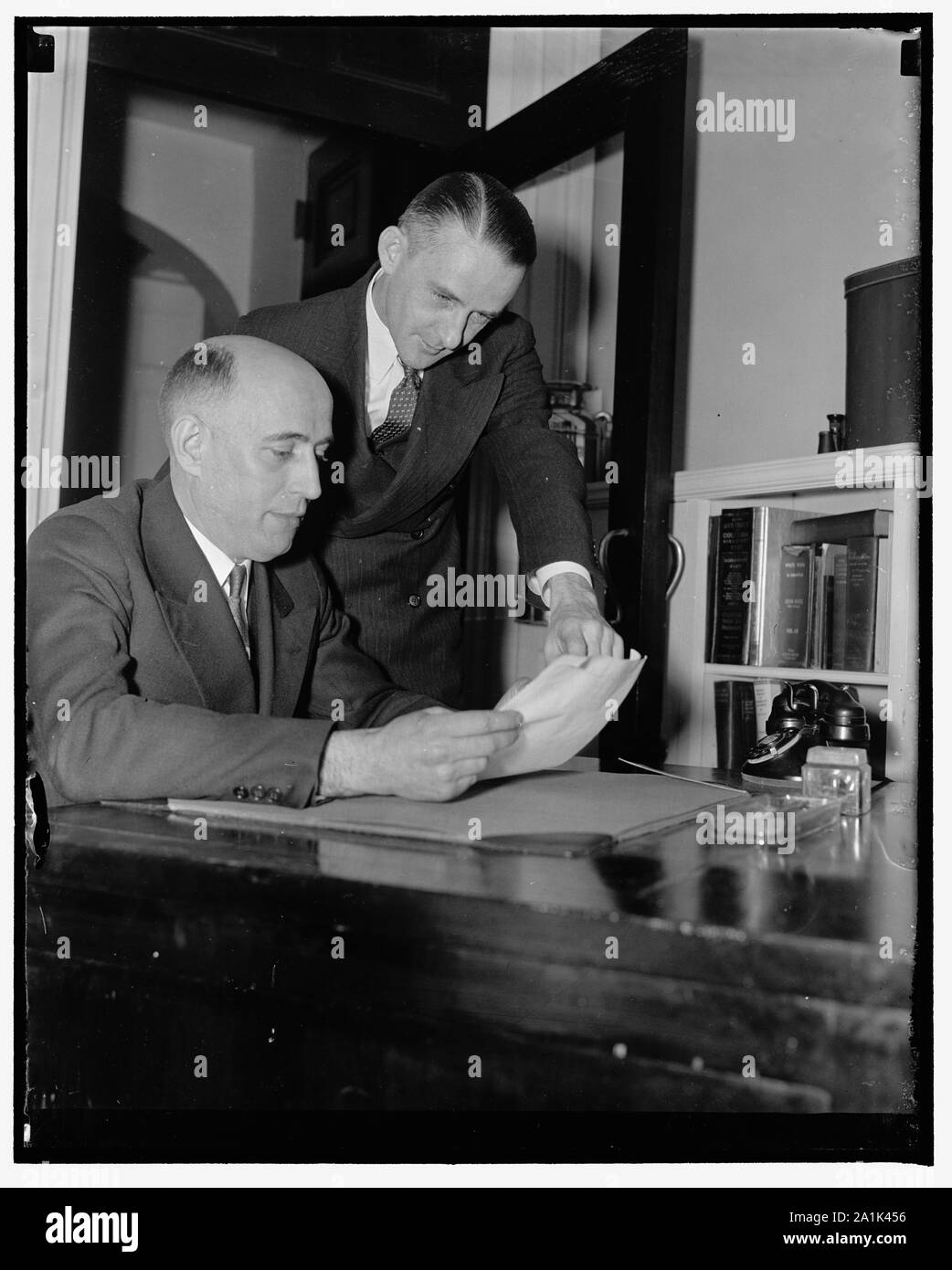 Neuer Chief Usher für das Weiße Haus in Washington, D.C., den 4. April benannt. Zum zweiten Mal in mehr als 30 Jahren einen neuen Chief Usher für das Weiße Haus von Präsident Roosevelt heute ernannt wurde. Er ist Howell G. Crim, der die Nachfolge von Raymond Muir nur mit dem Namen Assistent des Chief der Internationalen Konferenz. Muir wurde dem Chief usher Post vor ein paar Jahren nach dem Tod von Irwin Ike Hoover benannt, einem Weißen Haus Mitarbeiter seit über 40 Jahren. Charles Cluanch, (stehend) ein Matrose von 20 Jahren stehen die Saaldiener Personal im Change genannt worden ist, 4/4/38. Stockfoto