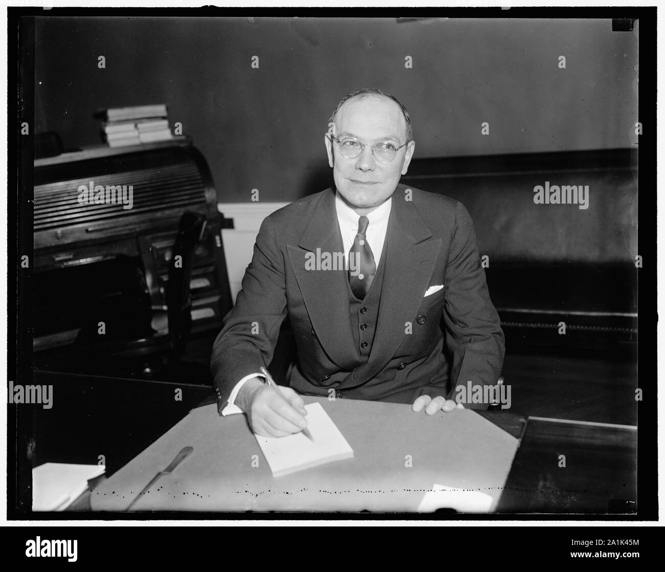 Neuer Chef des US-Geheimdienstes. Washington, D.C., 31. Frank L. Wilson war Leiter der United States Secret Service, die heute von Finanzminister Morgenthau benannt. Er tritt die Nachfolge von William H. Moran, der nach 54 Jahren im Dienst ausscheidet, der zuletzt als Chief. Wilson war Ace der Intelligence Unit des Präsidiums der Finanzbehörde bis zu seiner Ernennung als Assistant Chief des Secrect Service letzte Sept. 8. Wilson war in Buffalo, New York, 19. Mai 1886 geboren und erhielt seine Ausbildung in der Stadt Stockfoto Neuer Chef des US-Geheimdienstes. Washington, D.C., 31. Frank L. Wilson war Leiter der United States Secret Service, die heute von Finanzminister Morgenthau benannt. Er tritt die Nachfolge von William H. Moran, der nach 54 Jahren im Dienst ausscheidet, der zuletzt als Chief. Wilson war Ace der Intelligence Unit des Präsidiums der Finanzbehörde bis zu seiner Ernennung als Assistant Chief des Secrect Service letzte Sept. 8. Wilson war in Buffalo, New York, 19. Mai 1886 geboren und erhielt seine Ausbildung in der Stadt Stockfoto