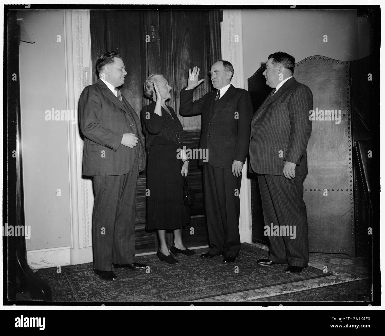 Neuen Kongreßabgeordneten aus Ohio nimmt Eid. Washington, D.C., März 5. Die Vereidigung heute von Frau Frances S. Bolton, Cleveland, als Mitglied des Hauses bringt sechs die Anzahl der Frauen. Frau Bolton gelingt es ihr später Ehemann, Rep. Chester Bolton, als Republikaner aus Ohio. Auf dem Foto von links nach rechts: Rep. George H. Bender, kongressabgeordnete-at-large aus Ohio; Frau Bolton; Lautsprecher Bankhead Verwaltung der Eid; und Rep. L.L. Marshall kongreßabgeordneten-at-large aus Ohio, 3-5-40 Stockfoto