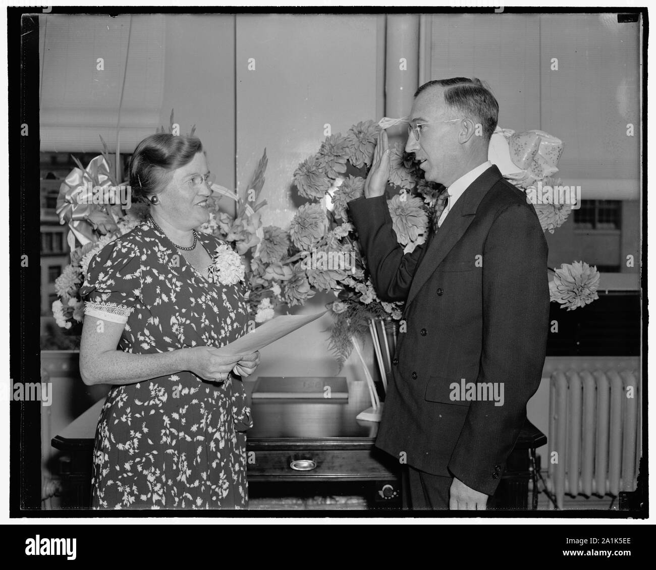 Neue FCA Gouverneur nimmt Amtseid. Washington, D.C., Sept. 21. Forrest F. Hill, der gestern Gouverneur der Farm Credit Administration von Präsident Roosevelt benannt wurde, war der Amtseid heute von Frau Elsie England verwaltet; Sekretär an den General Counsel des FCA. Hill tritt die Nachfolge von Wilhelm I. Myers, der an der Lehre an der Cornell Universität zurückgekehrt ist, 9/21/38 Stockfoto