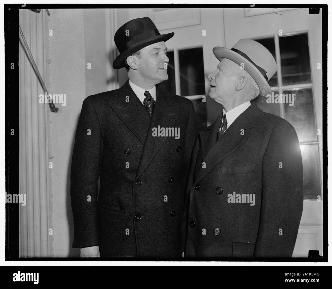 Neue finnische Minister Anmeldeinformationen. Washington, D.C., 22. März. Die neue Oberfläche Minister Hjalmar Prokop, Links, wer sein Beglaubigungsschreiben an Präsident Roosevelt heute präsentiert, dargestellt, verlässt das Weiße Haus mit George Summerlin, Leiter der Abteilung des Protokolls, State Department. 3-22-39 Stockfoto