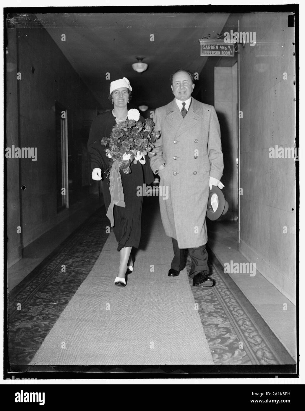Neuen Deutschen Botschafter eintrifft. Washington, D.C., den 14. Mai. Der neue deutsche Botschafter in den Vereinigten Staaten Dr. Hans Heinrich Dieckhoff mit Frau Dieckhoff, an der Mayflower Hotel heute ankommen. Dr. Dieckhoff wird Nachfolger von Dr. Hans Luther, 5/14/1937 Stockfoto