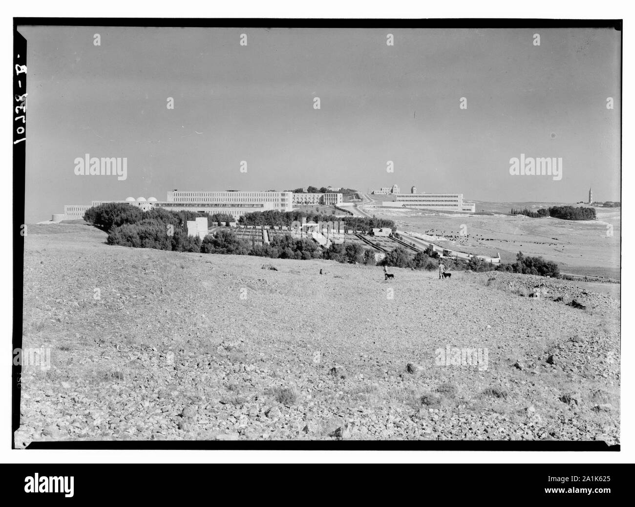 Neue hadassah University Medical Center, Jerusalem (scopus). Soldatenfriedhof im Vordergrund Stockfoto