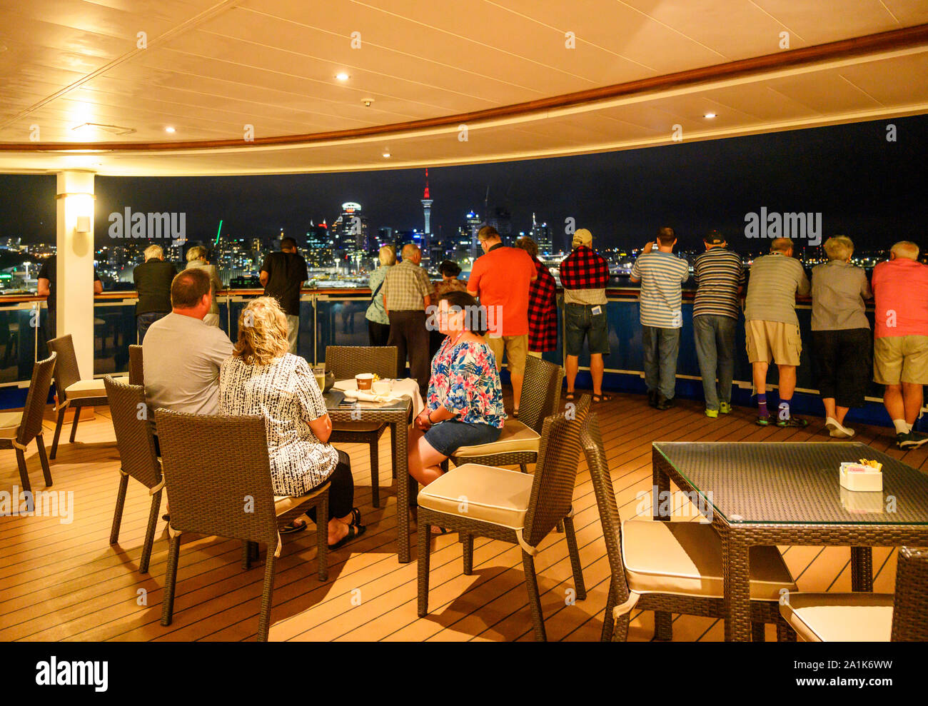 Deck das Leben an Bord Princess Kreuzfahrtschiff, 'Majestic Princess', wie Sie der Hafen von Auckland, Neuseeland. Stockfoto
