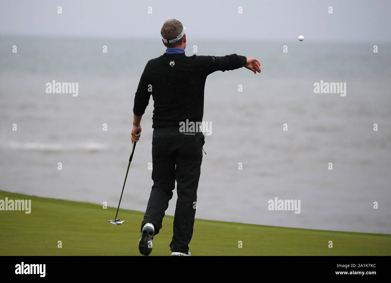 Luke Donald wirft seinen Ball in das Meer nach dem Aufsetzen auf dem 15 Grün während Tag zwei der Alfred Dunhill Links Championship bei Kingsbarns Golf Links. Stockfoto