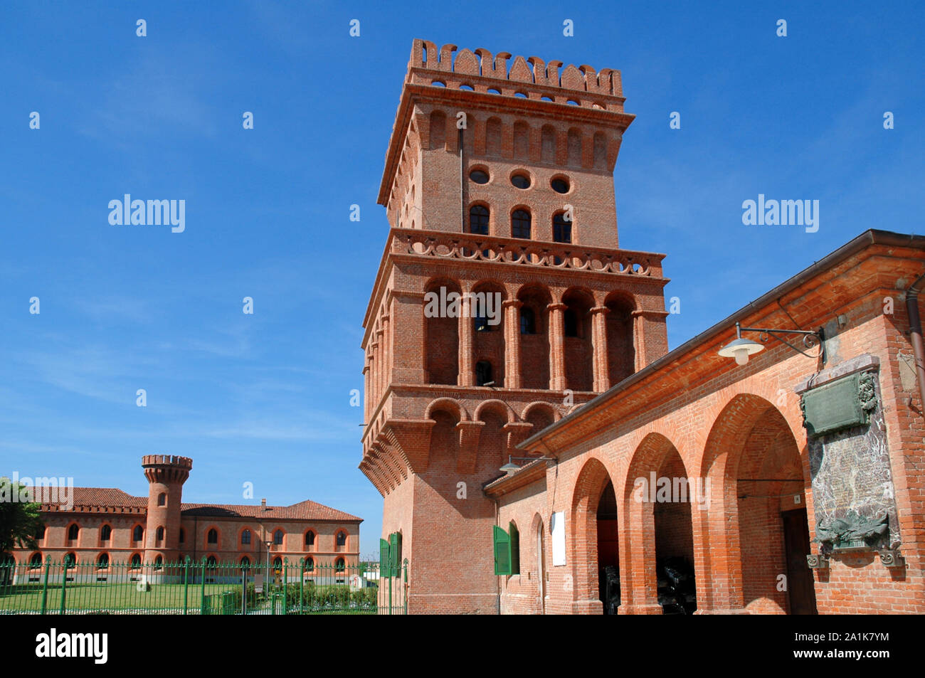 Novello, Piemont, Italien. Das Schloss von Novello, Sitz der Universität der gastronomischen Wissenschaften. Stockfoto