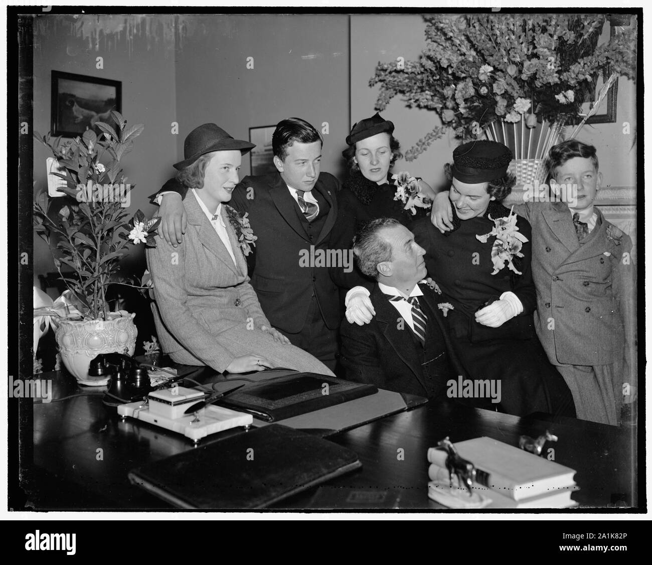 Neue Senator von New Jersey und Kinder. Washington, D.C., am 15. April. Es war eine glückliche Menge Kinder, die ihren Vater begleitet, William H. Smather, nach Washington, um heute zu sehen ihn als Junior United States Senator von New Jersey vereidigt. Senator Smather wurde die Teilnahme an den Sitzungen der Senat, in dem er der Vertreter von Atlantic County, bis er gestern beantragt war, seinen dutes in der Nationalen Senat zu nehmen mit der Mehrheit der Führer Joseph T. Robinson. Die Kinder in der Gruppe sind, von links nach rechts: Polly, 15 Jahre; Joseph B., 13 Jahre; Jane, 19 Jahre; Bill, 17 Jahre; und Ben, 12. Stockfoto Neue Senator von New Jersey und Kinder. Washington, D.C., am 15. April. Es war eine glückliche Menge Kinder, die ihren Vater begleitet, William H. Smather, nach Washington, um heute zu sehen ihn als Junior United States Senator von New Jersey vereidigt. Senator Smather wurde die Teilnahme an den Sitzungen der Senat, in dem er der Vertreter von Atlantic County, bis er gestern beantragt war, seinen dutes in der Nationalen Senat zu nehmen mit der Mehrheit der Führer Joseph T. Robinson. Die Kinder in der Gruppe sind, von links nach rechts: Polly, 15 Jahre; Joseph B., 13 Jahre; Jane, 19 Jahre; Bill, 17 Jahre; und Ben, 12. Stockfoto