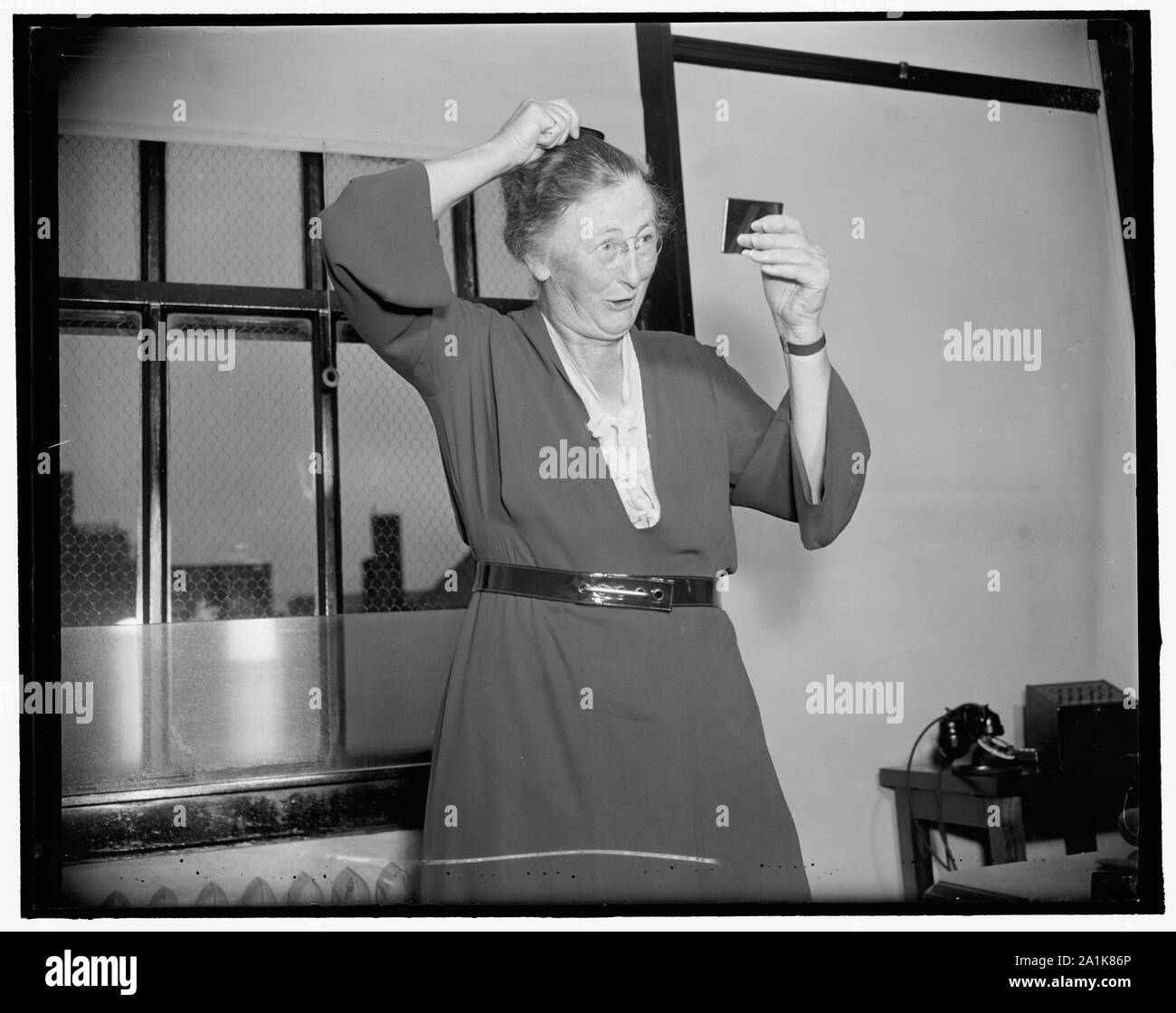 Neue Soziale Sicherheit Vorstand Primps. Washington, D.C., Aug 23. Kameramänner gehalten wurden heute warten, während Miss Mary Dewson, neues Mitglied der soziale Sicherheit, ihr Aussehen vor für Bilder nehmen den Amtseid posing geprüft, 8/23/37 Stockfoto