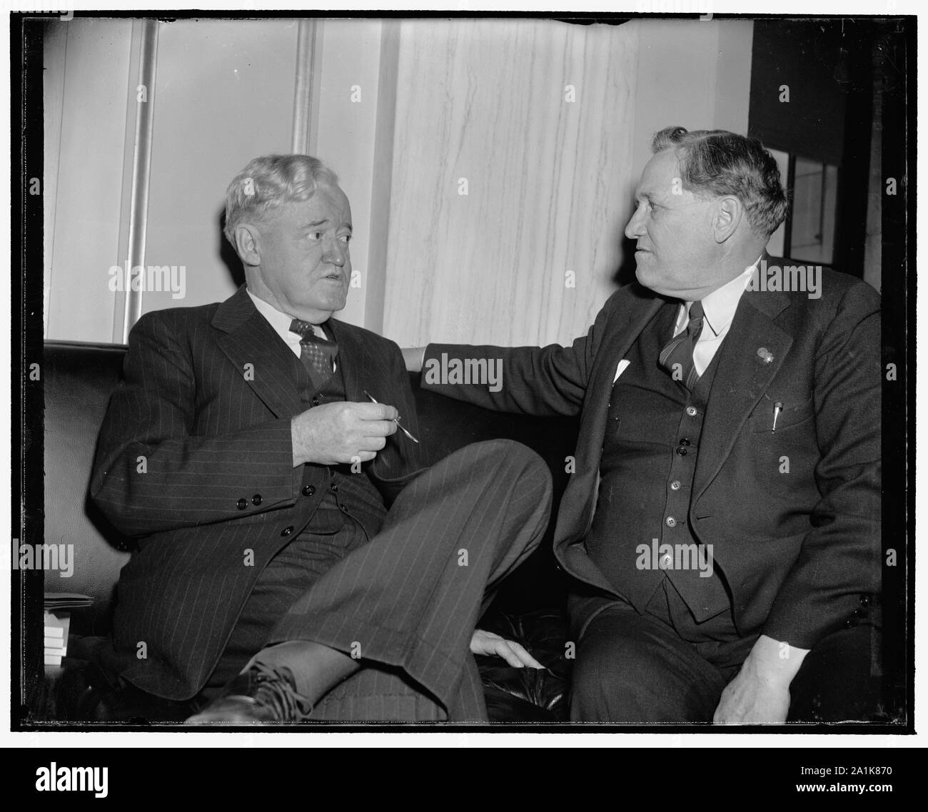 Neue Senator trifft Old Timer. Washington, D.C., 31.12.28. Senator Clyde M. Reed, Republikaner wählt aus Kansas, nach einer Pressekonferenz und Session mit Fotografen, Zeit gefunden, ein paar Worte mit ex-Senator Smith W. Brookhart, Republikaner von Iowa, serviert von 1923-33, 12/28/38 Stockfoto