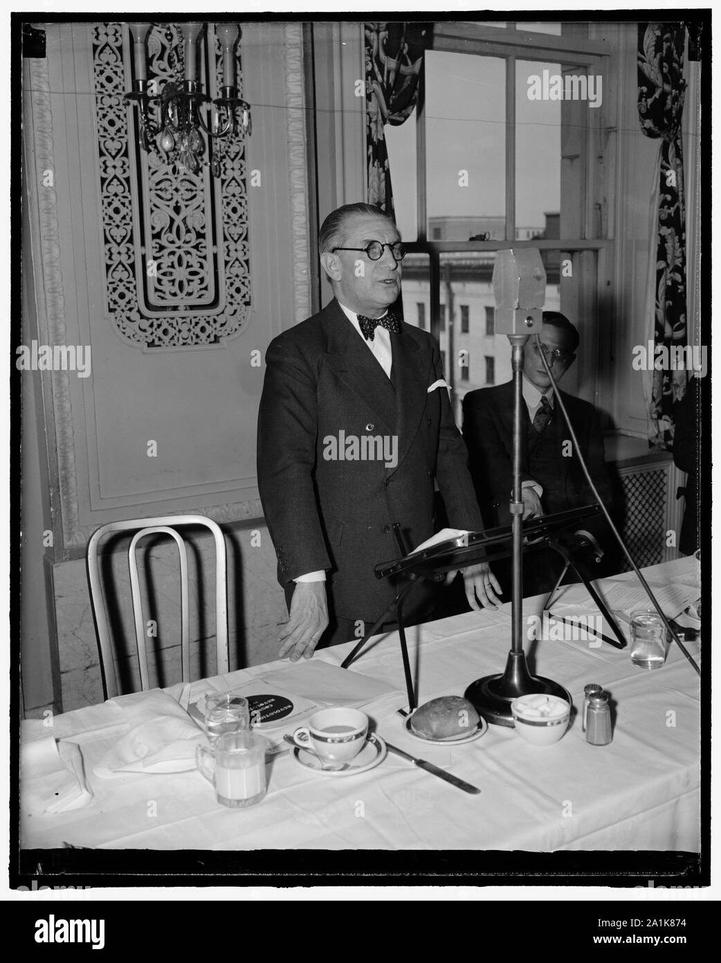 Die neue spanische Kostenlos d'Affaires Gast des National Press Club im ersten öffentlichen Auftritt. Washington, D.C., den 13. April. Juan Francisco Cardenas, vor kurzem ernannte Gebühr d'Affaires der Spanischen Botschaft im Rahmen des Franco Regimes, heute seinen ersten öffentlichen Auftritt, als er an die Mitglieder des National Press Club sprach bei einem besonderen Mittagessen in seiner Ehre. 4-13-39 Stockfoto