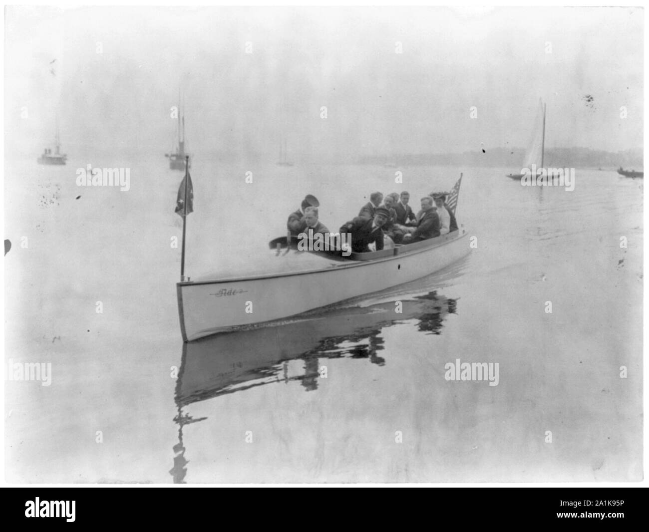 New York - Oyster Bay, Long Island Yacht Club: kleiner Motor starten mit Zehn an Bord Stockfoto