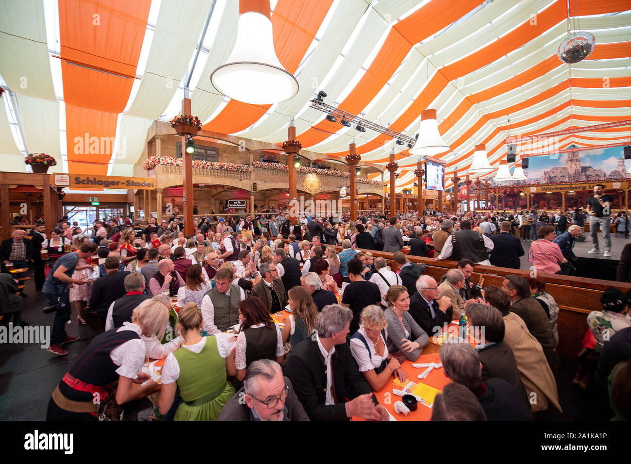 Stuttgart, Deutschland. 27 Sep, 2019. Besucher sitzen im Grandls Hofbräu Zelt" zu Beginn des 174. Cannstatter Volksfest. Die "Wasen" ist das zweitgrößte Volksfest in Deutschland nach dem Oktoberfest in München und dauert vom 27. September bis 13. Oktober. Credit: Sebastian Gollnow/dpa/Alamy leben Nachrichten Stockfoto