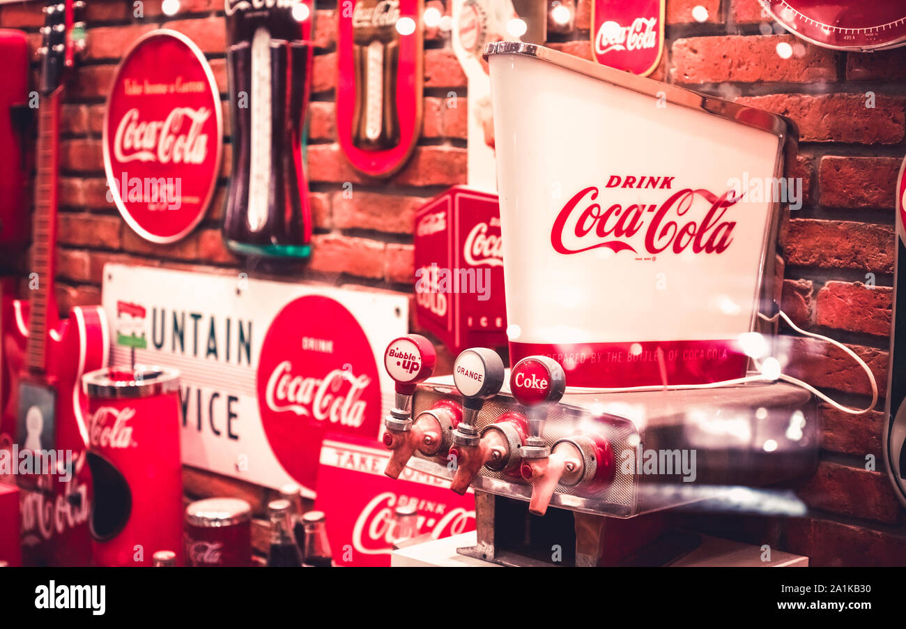 Bangkok, Thailand - 27. September 2019: Vintage Retro rot cocacola Dispenser Maschine und Vintage Retro Koks Schilder an Koks museum in Bang khen, Bangkok Stockfoto