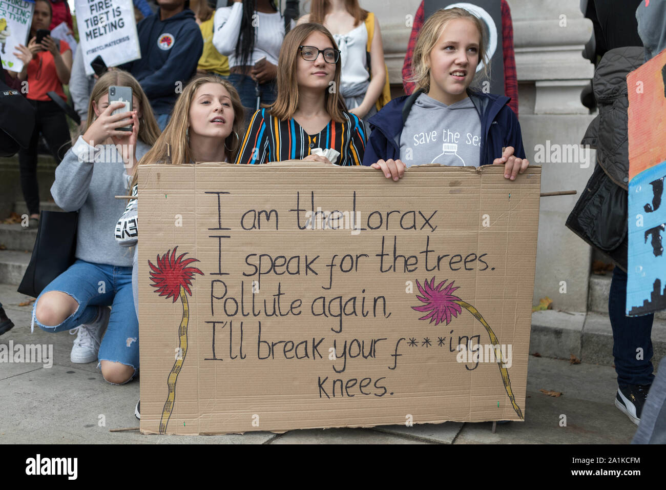 Westminster, London, Großbritannien. 27. September 2019. Studenten, Schüler und Erwachsene Protest für das Klima, die fordern, dass die Regierungen die erforderlichen Maßnahmen zu ergreifen, um die CO2-Emissionen und handeln in Übereinstimmung mit den Pariser Abkommen zu verringern. Penelope Barritt/Alamy leben Nachrichten Stockfoto