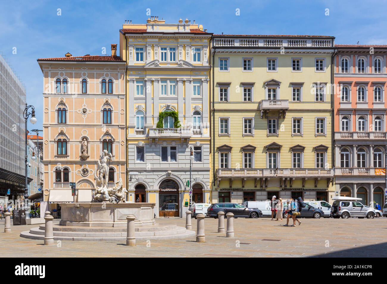 Juli 22, 2019 - Triest, Italien - Piazza Borsa, im historischen Zentrum von Triest Stockfoto