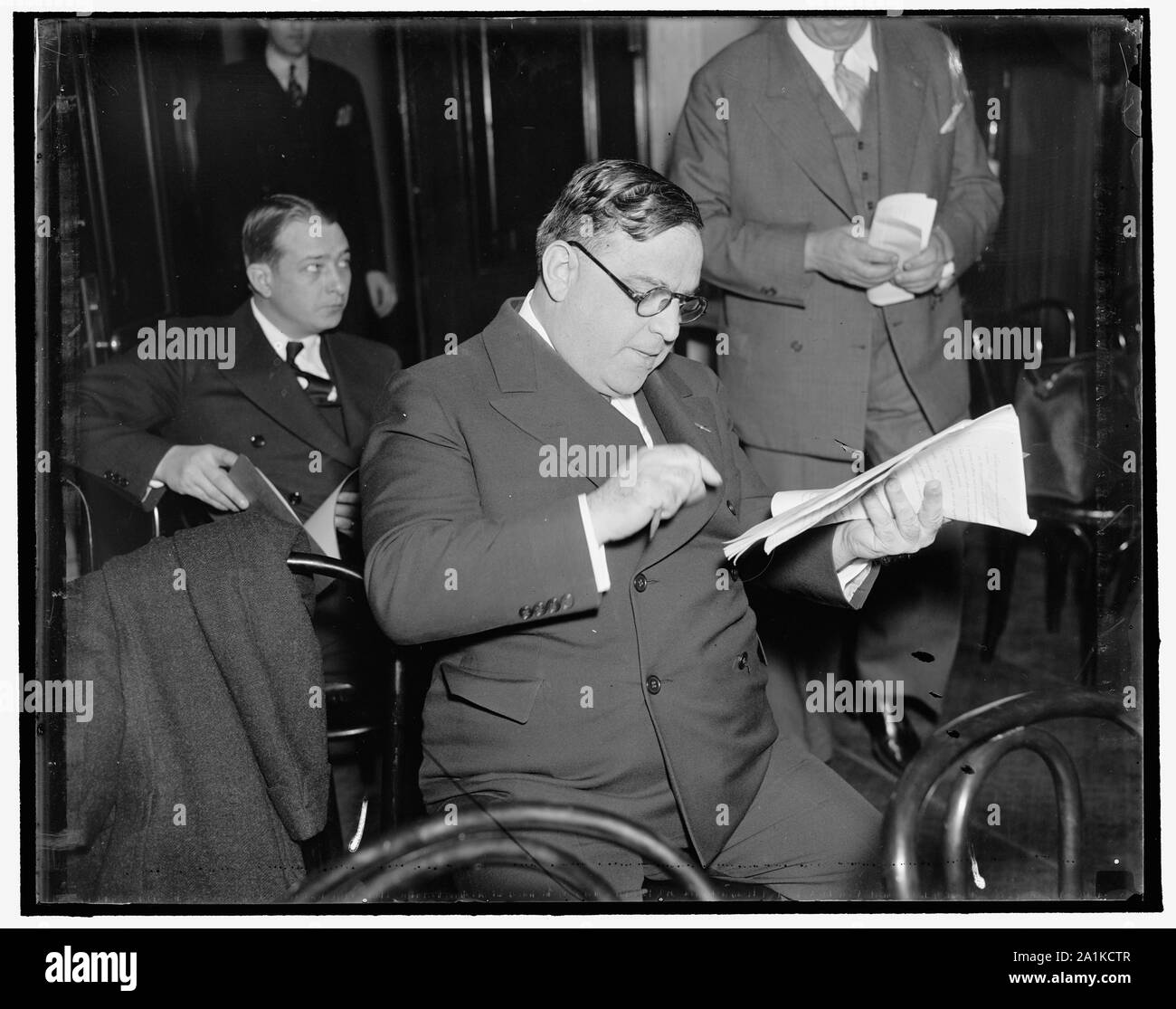 New York Bürgermeister spricht sich für die Kontrolle der kommerziellen Luftfahrt zu 100. Washington, D.C., am 12. April. Die vor dem Senat Interstate Unterausschusses heute, New Yorker Bürgermeister Fiorello La Guardia Verabschiedung des McCarran Bill befürwortet die Kontrolle über die kommerzielle Luftfahrt von der Abteilung der Handelskammer für die Interstate Commerce Kommission zu übertragen. Der Bürgermeister sagte: Die 100 eine Generation von Erfahrungen gemacht hat und die hat sich als sehr erfolgreich bei der Förderung von Sicherheit in Eisenbahn Transport sprechen die jüngsten Absturz eines Verkehrsflugzeugs in der Nähe von Pittsburgh gewesen, sagte der Bürgermeister, er glaubte es besteht kein Zweifel, dass Stockfoto