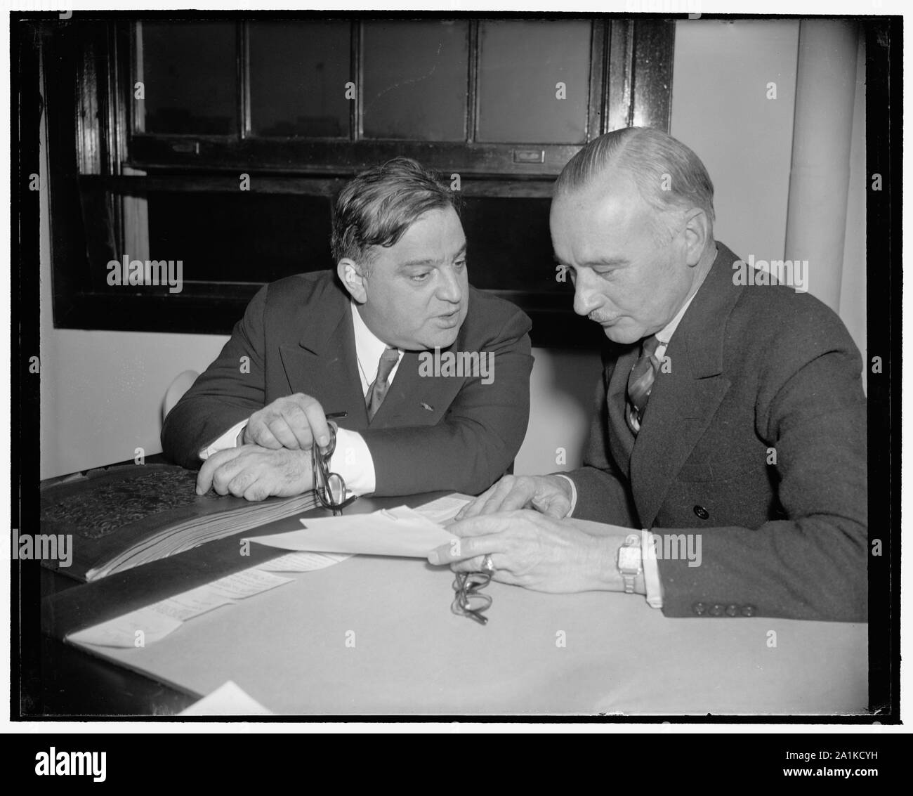 New York Bürgermeister verleiht mit neuen WPA-Administrator. Washington, D.C., 31.12.29. Bürgermeister Fiorello La Guardia in New York City verliehen heute mit Oberst F.C. Harrington, neue Werke Fortschritte Administrator. Im Anschluss an die Sitzung, Bürgermeister Laguardia scharf kritisiert den Plan für die Errichtung überparteilichen boards Works Progress Beschwerden, 12/29/38 Griff Stockfoto