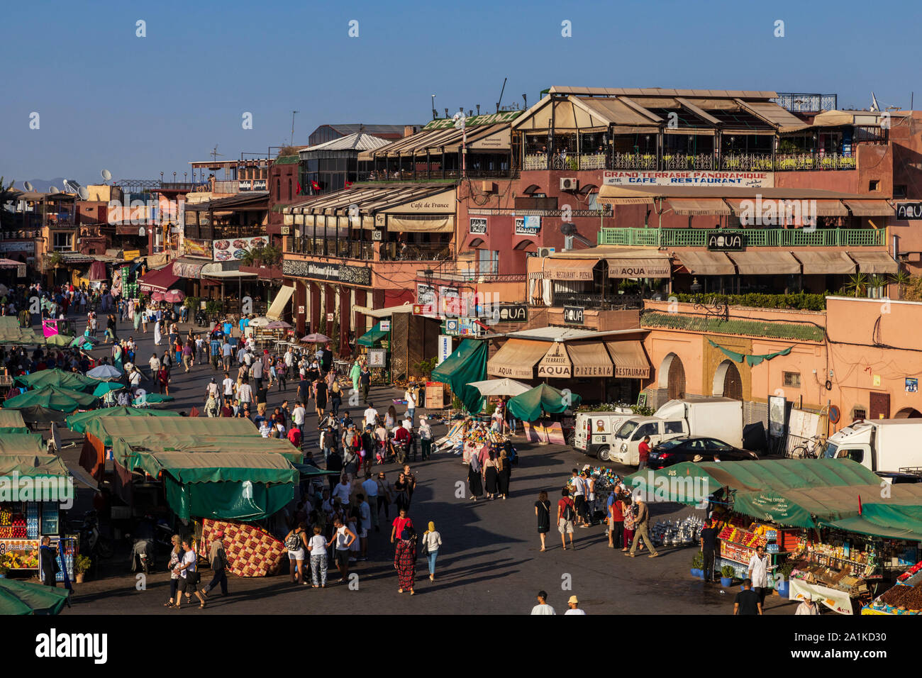 Besetzt Platz Jemaa el-Fna mit Café de France, Marktstände und Menschen im Abendlicht, Marrakesch, Marokko, Nordafrika Stockfoto