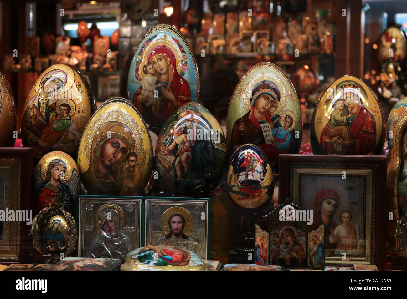 Bemalte Eier mit religiösen Themen in einem Prager Storefront Stockfoto