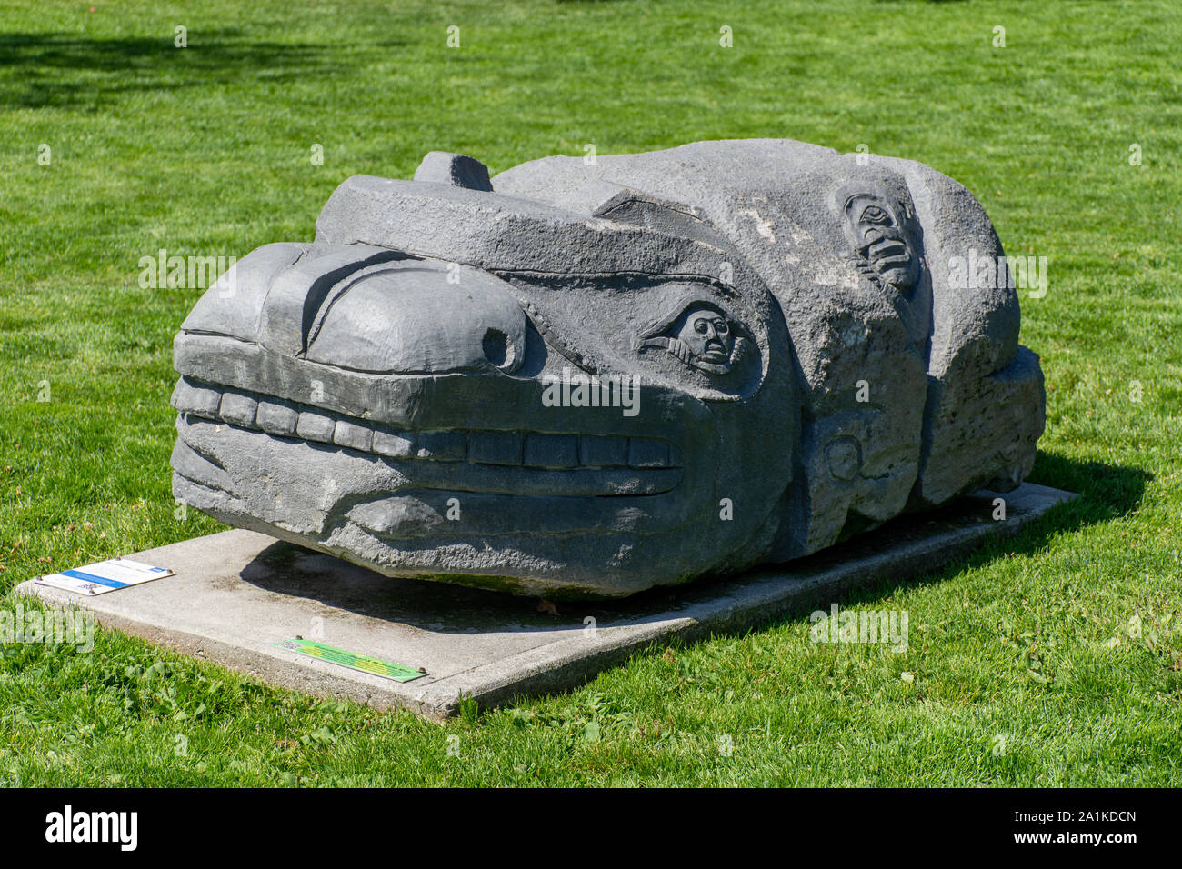'Whistler, British Columbia/Kanada - 08/07/2019: Whistler Großvater Bär First Nations Kunst Statue in Meadow Park im Sommer Sonne' Stockfoto