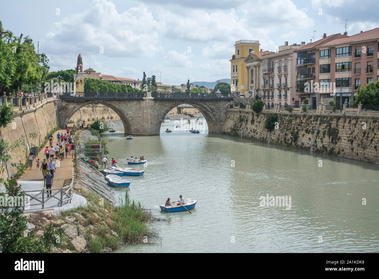 Boote auf dem Fluss Segura in der Stadt Murcia in Spanien Stockfoto