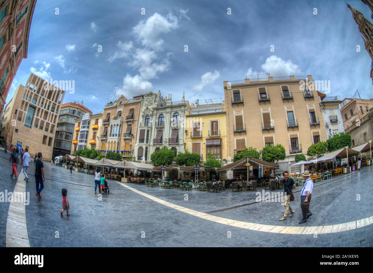 HDR-Bild der Ferienwohnungen und Cafe Bars in der Plaza Del Cardenal Belluga Spanien Stockfoto
