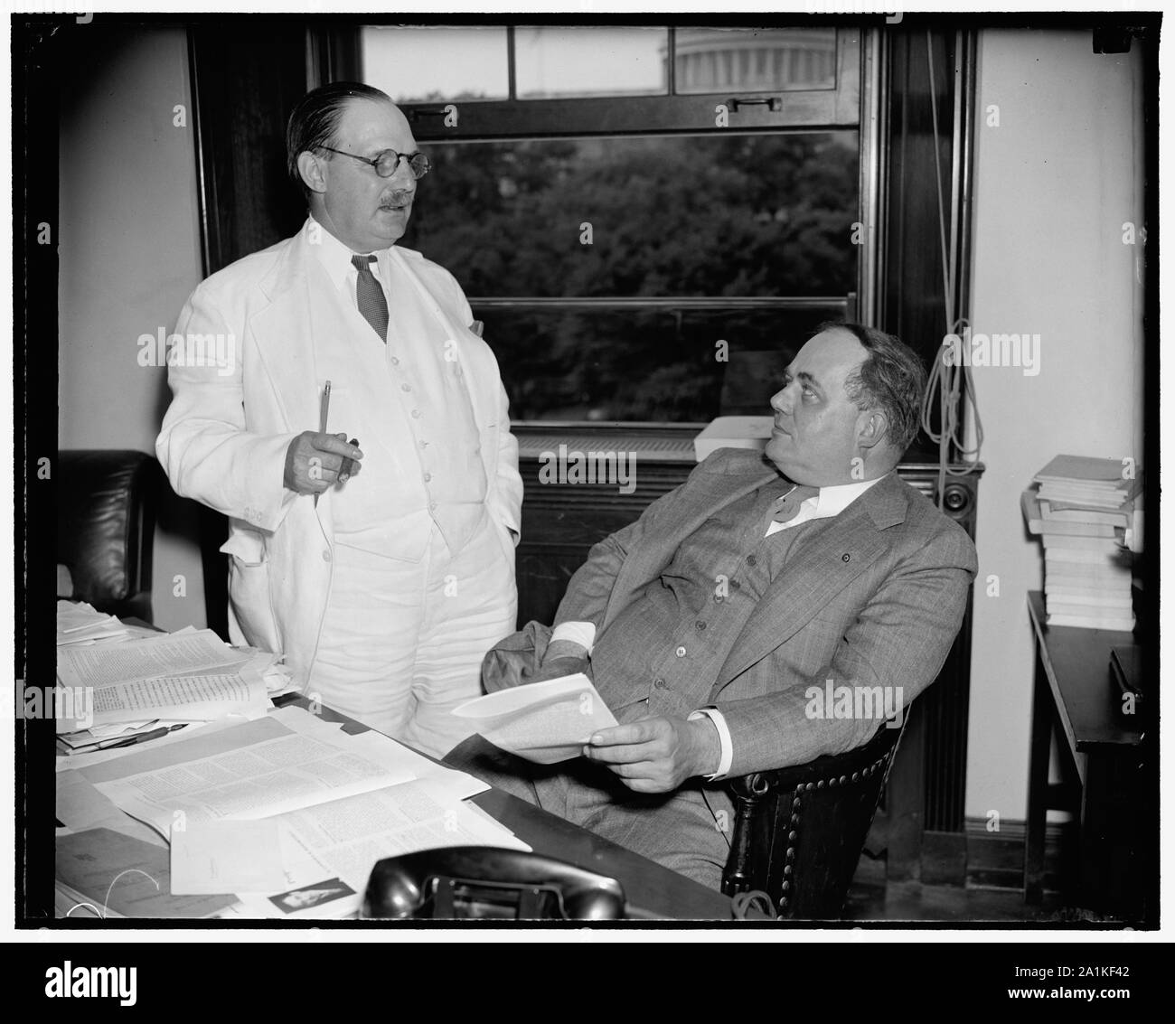 Neue und ausscheidende Steuerexperten. Washington, D.C., Juni 10. Lovell H. Parker, (links) Stabschef der Gemeinsamen Kongreßausschuß auf interne Erlöse, die Besteuerung, die heute zurückgetreten, ist abgebildet mit ist Nachfolger C.F. Stam. Stam hat der Ausschuss seit 1927 serviert, und vor kurzem als Rechtsbeistand. Vorsitzender Harrison von der Finanzausschuss, bei der Ankündigung Parker's Resignation, pries ihn als einen der größten Steuerexperten in Amerika, 6/10/38 Stockfoto