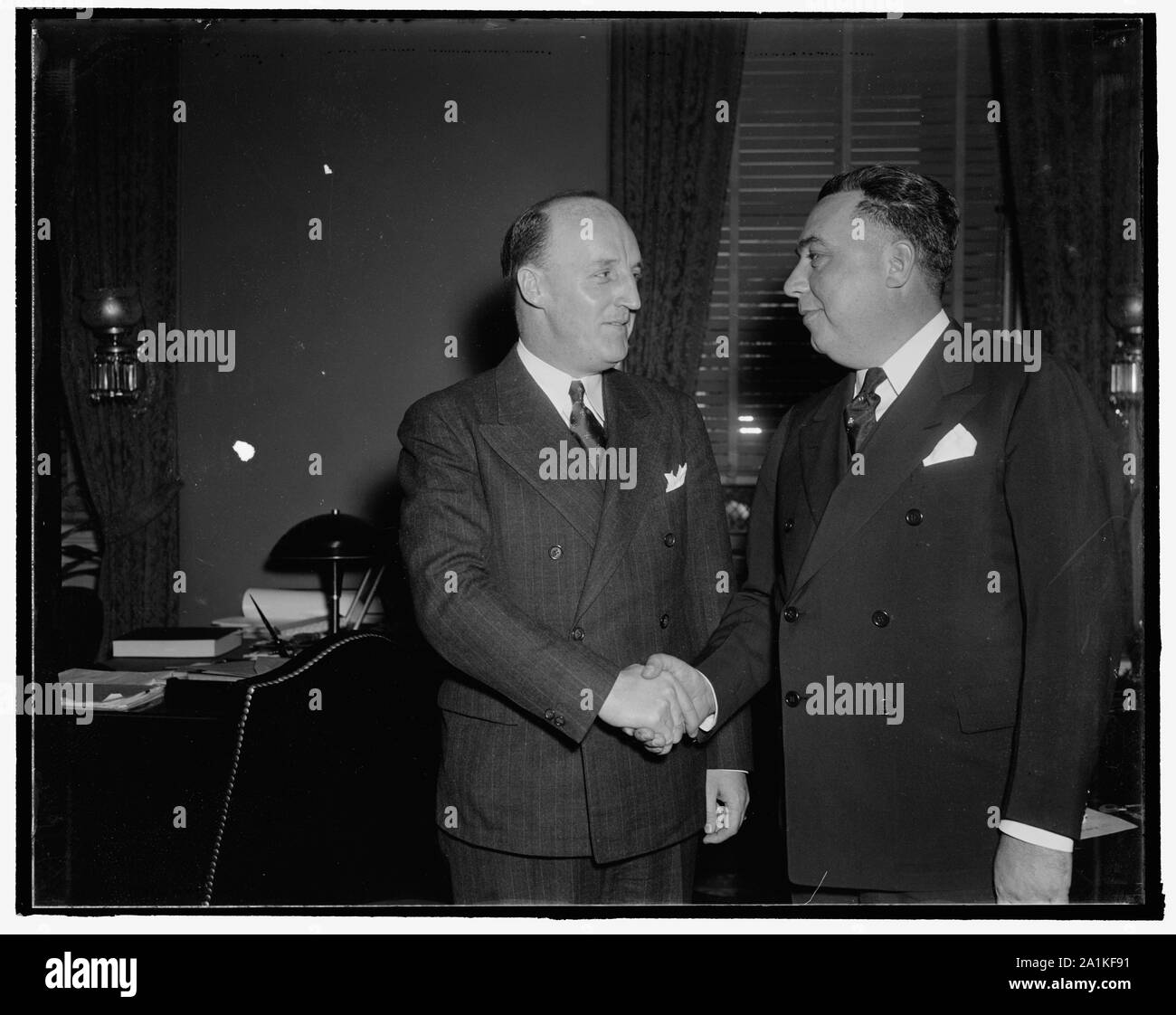 Neuen Kongreßabgeordneten. Washington, D.C., Jan. 3. Die neu gewählten Mitglieder des Bundestages, die den Amtseid als der 75. Sitzungsperiode des Kongresses verabreicht wurden heute einberufen. Sie sind, nach rechts: Rep. Thomas A. Flaherty, Demokrat, Mass., Nachfolger von Joseph S. Higgins, und Rep. Gomer Smith, Demokrat von Oklahoma, der Nachfolger des späten R.P. Hill, 1/3/38 Stockfoto