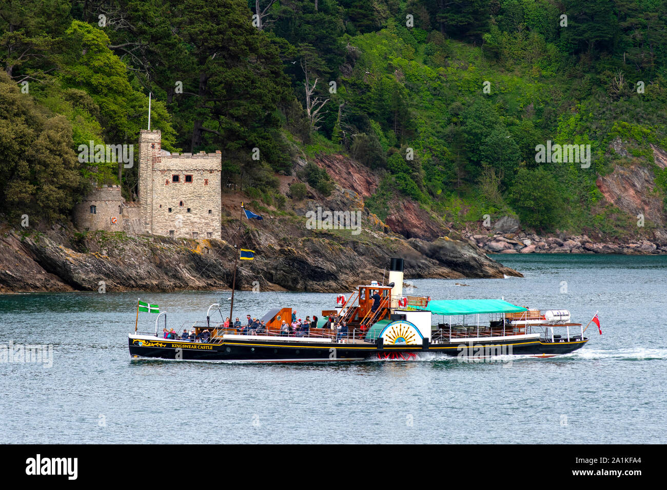 Die restaurierten Raddampfer "kingswear Castle" mit Touristen an Bord hier vorbei sein namensvetter an der Mündung des Dart in South Devon Stockfoto