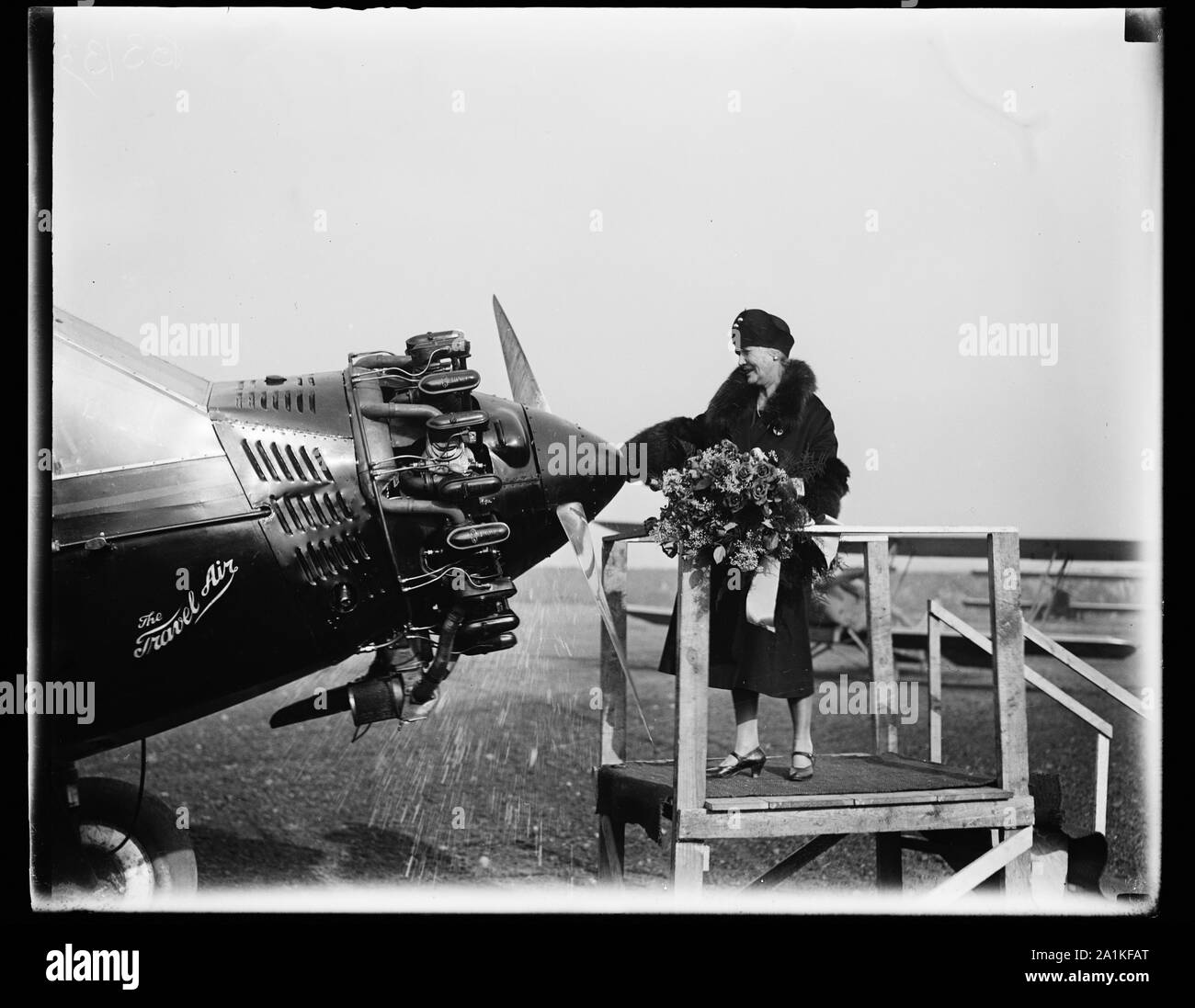 Neue Ausdauer Flugzeug getauft durch Frau von Postmaster General. Frau Harry S. Neue, der Frau des Postmaster General, Taufe der neuen Travelair Kabine monoplan Postmaster die gewählt wurde der Welt Ausdauer Aufzeichnung an Roosevelt Field N.Y. zu versuchen, kurz. Die Taufe fand am Hoover Field, Washington Place Stockfoto