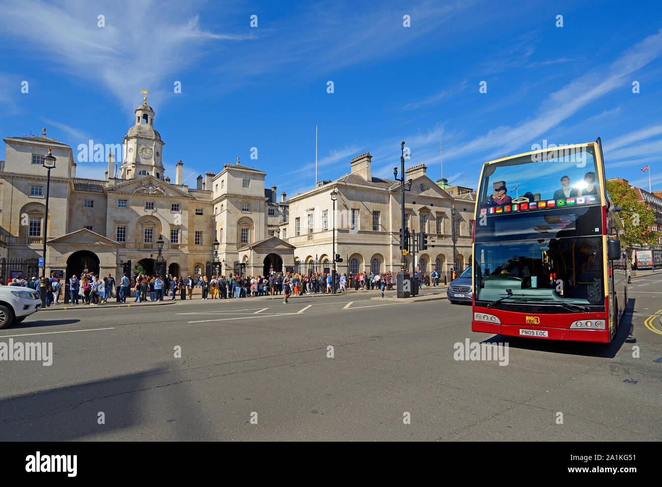 London, England, UK. Oben offenen Touristenbus in Whitehall, durch Horse Guards Parade Stockfoto