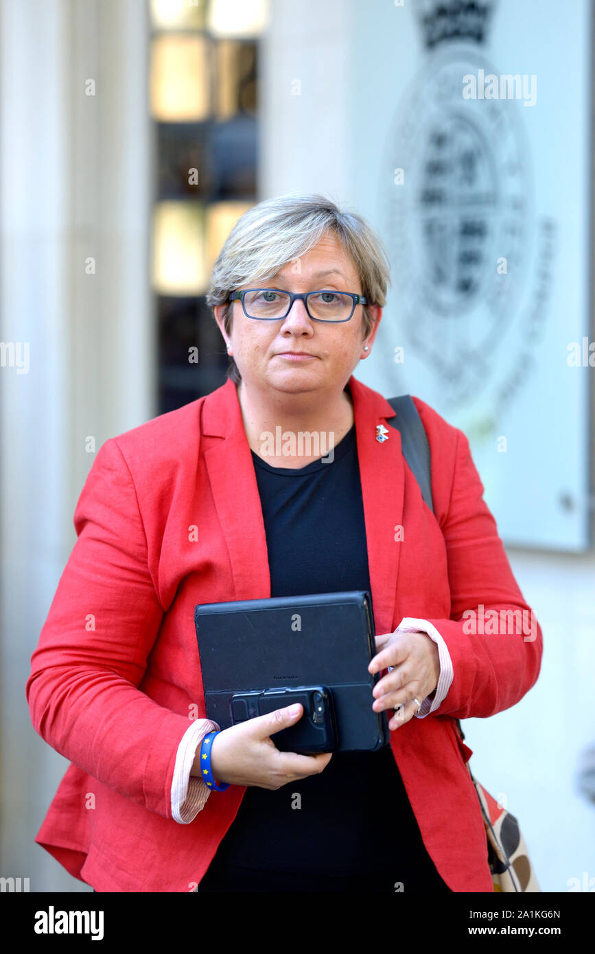 Joanna Cherry QC MP (SNP) ein Interview vor dem Obersten Gericht in London nach dem ersten Tag der Fall, in dem die Aussetzung der Parli Stockfoto