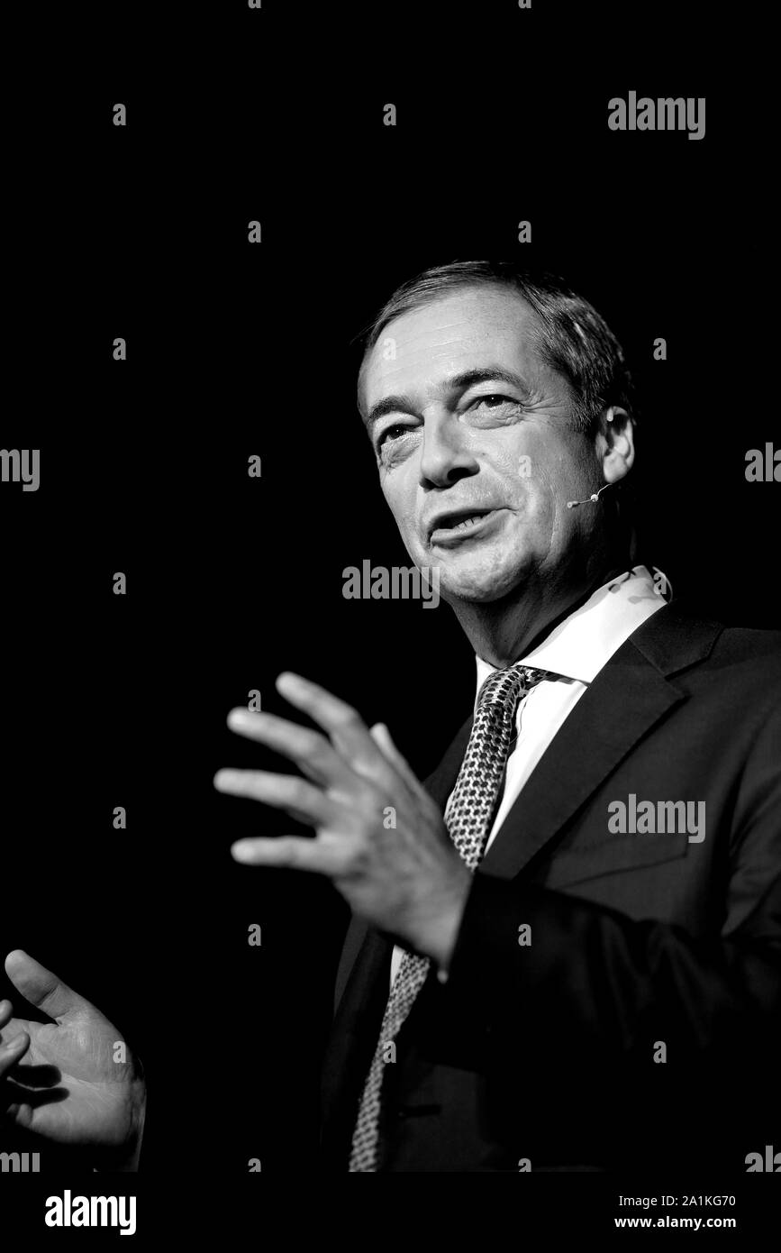 Nigel Farage, MDEP, Gruppenleiter, in einer Rede auf der Kundgebung an der Brexit Partei das Kent Event Center in Maidstone, Kent, Großbritannien. 26. September 2019. Schwarz und Weiß Stockfoto